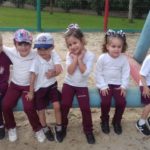 crianças no parque fazendo pose crianças no parque fazendo pose
