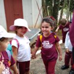crianças passeando crianças passeando
