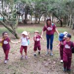crianças passeando 1 crianças passeando 1