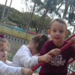 crianças subindo na escadinha crianças subindo na escadinha