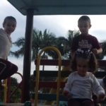 crianças na casinha do parque crianças na casinha do parque