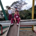 brincando no escorrega brincando no escorrega